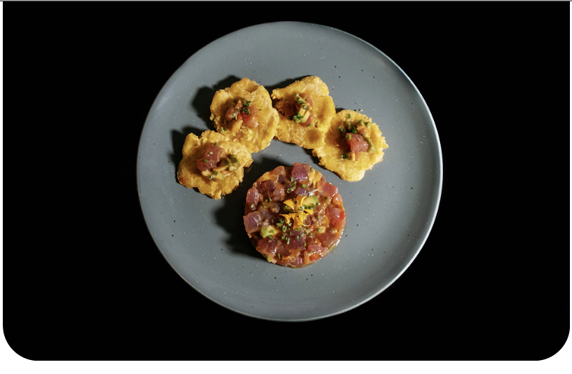 tartar de atún vermello con aguacate e chip de plátano macho do dos raíces