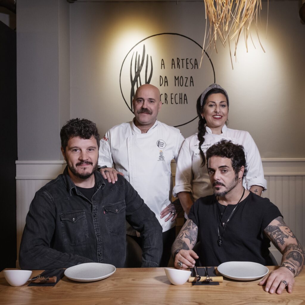 touriñán e perdomo, xunto con lolo mosteiro e paula martínez,da casa de comidas a artesa da moza crecha. foto: iván barreiro