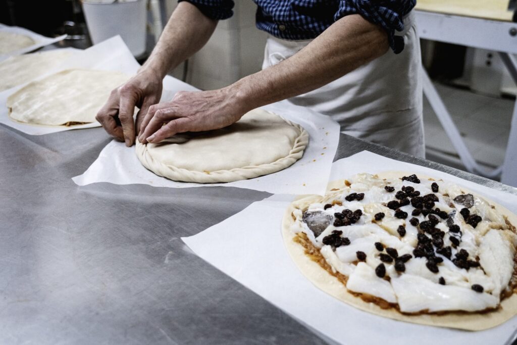 As mans de Enrique Rivera dando forma a unha das súas saborosas empanadas. Foto: Iván Barreiro