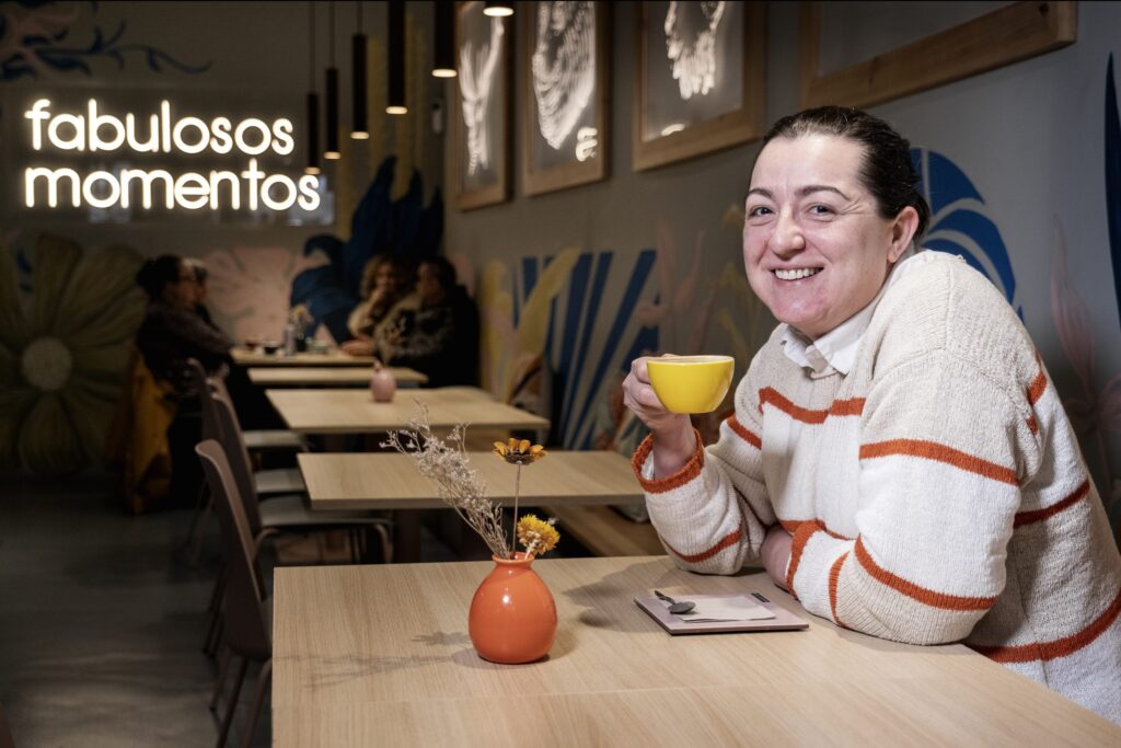 i lucía veiga tomando algo no fábula café. foto: iván barreiro