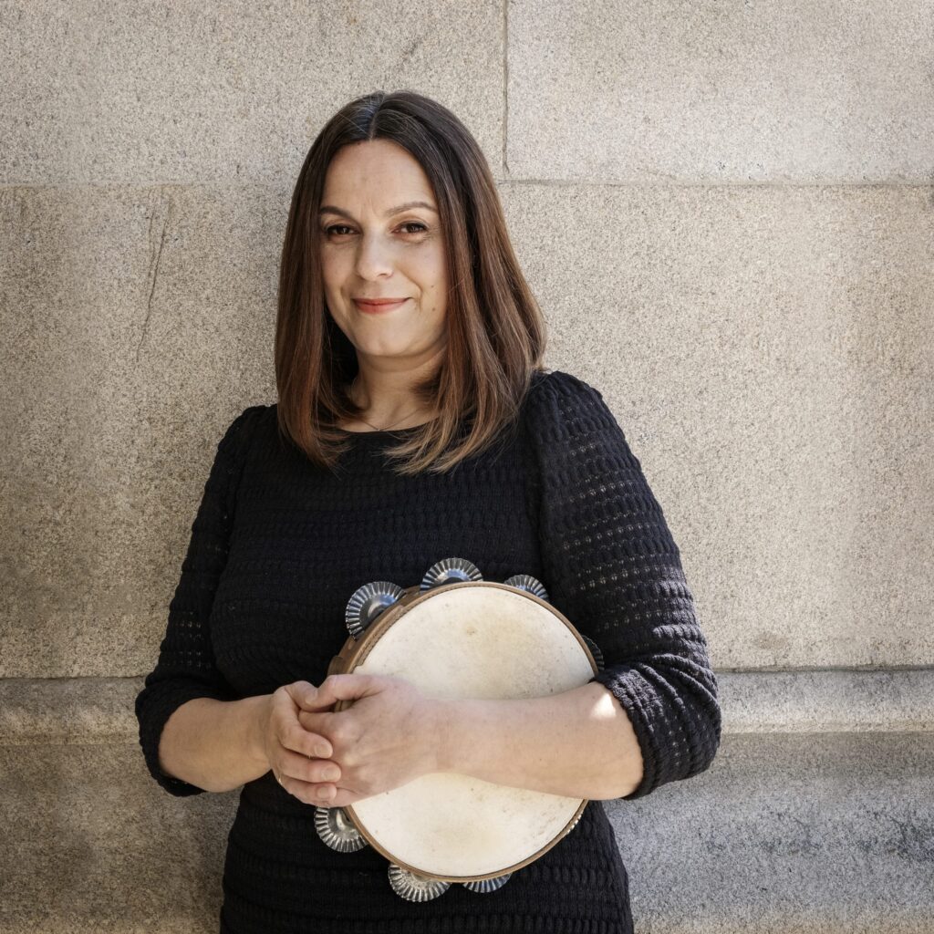 ana edreira é a directora do grupo de pandeireteiras de xacarandaina. foto: iván barreiro