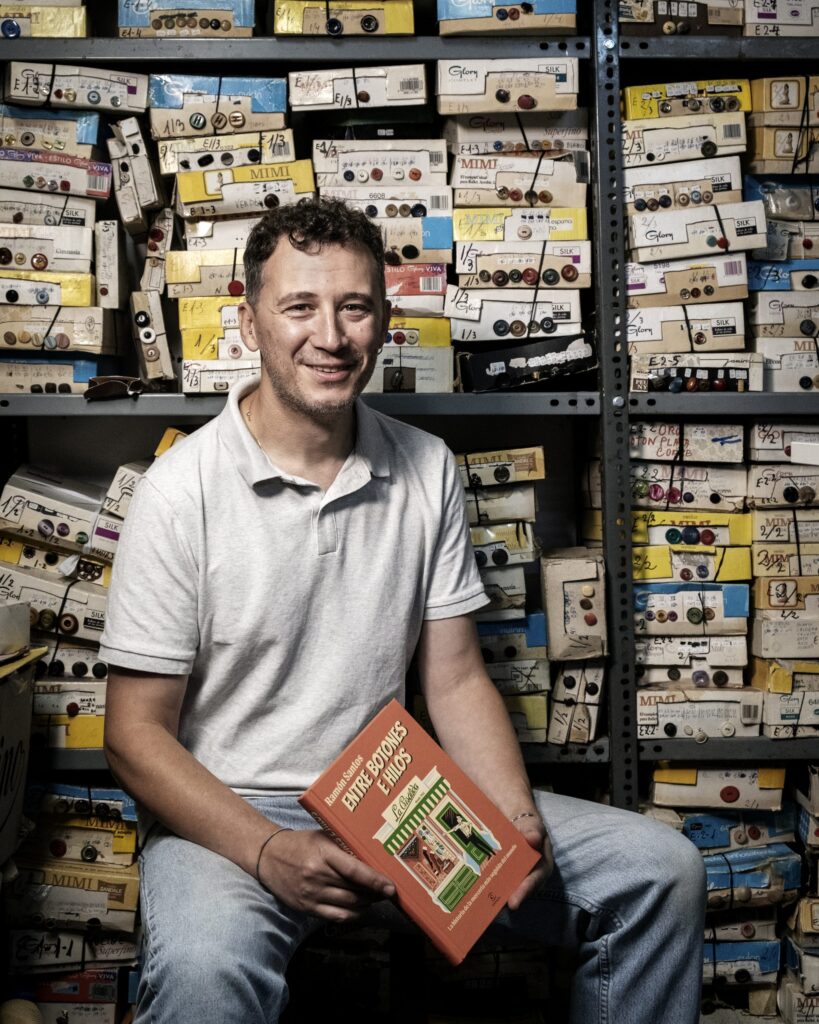ramón santos, co seu libro 'entre botones e hilos'. foto: iván barreiro
