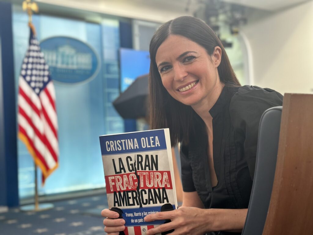 cristina olea, co seu libro ‘la gran fractura americana’. .foto: guillem ferrerons